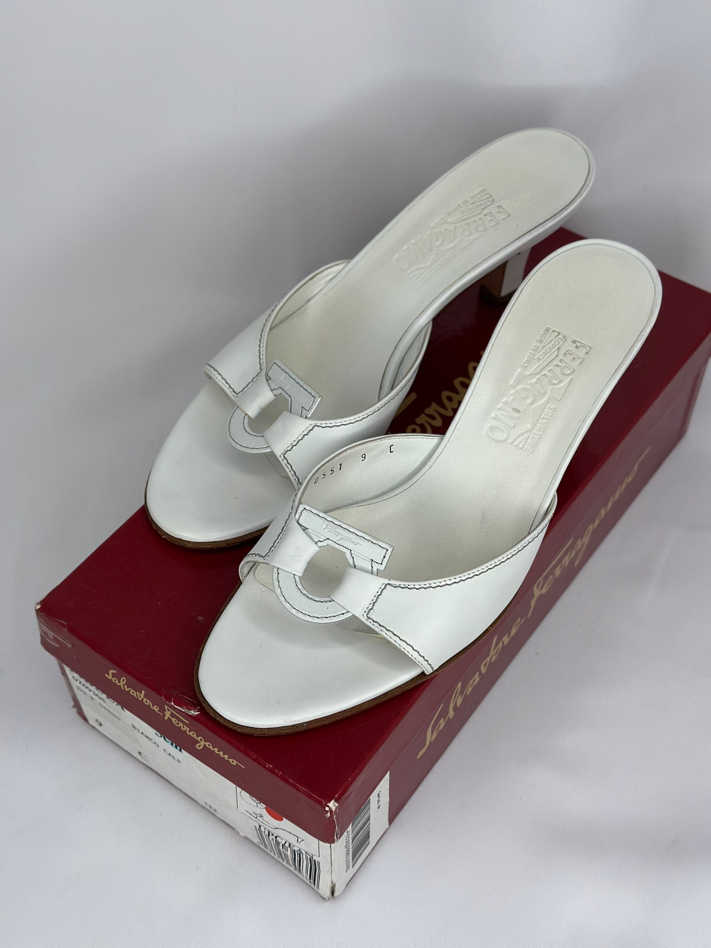 026. Ferragamo White Leather Mules 39