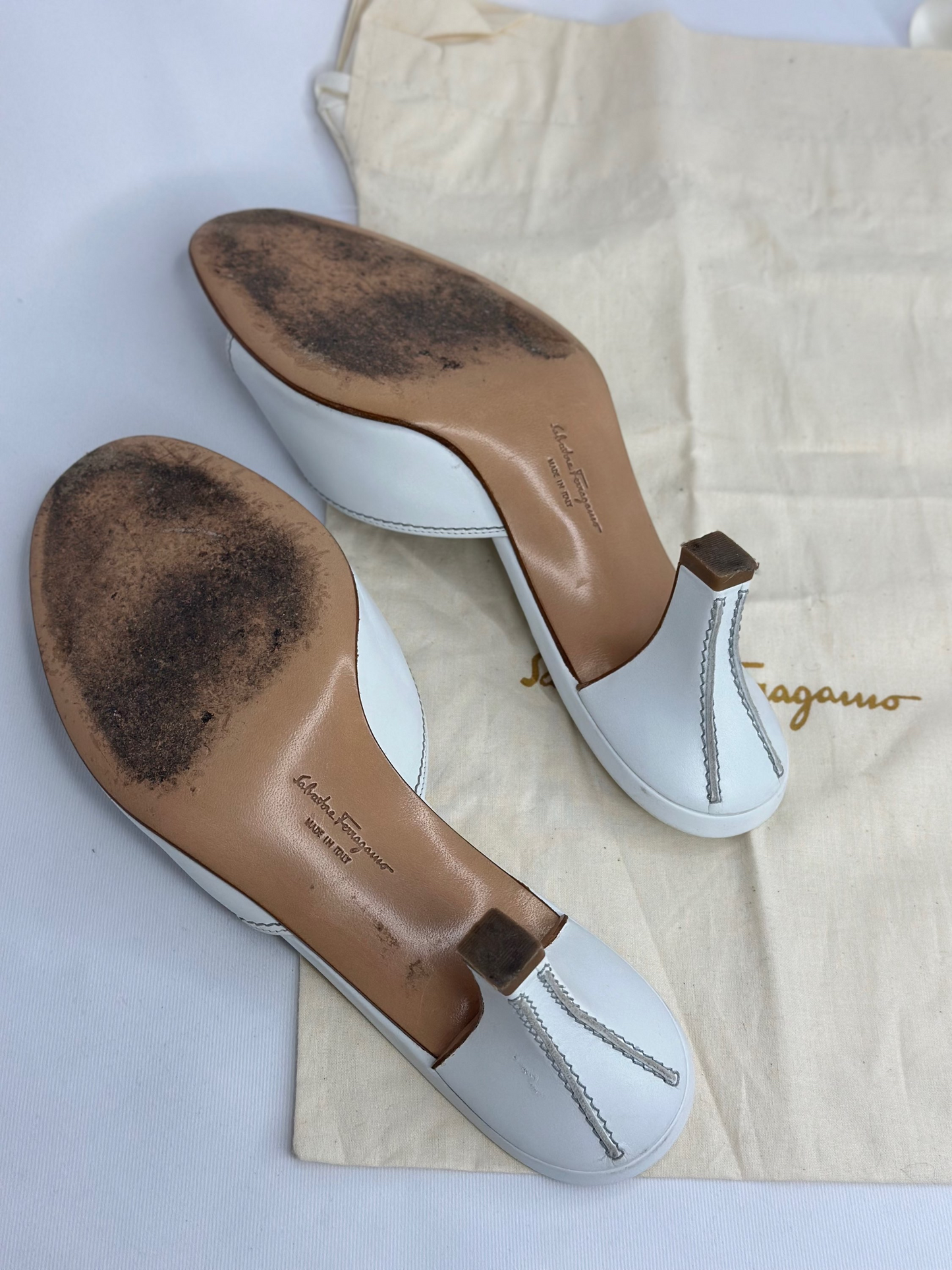 026. Ferragamo White Leather Mules 39