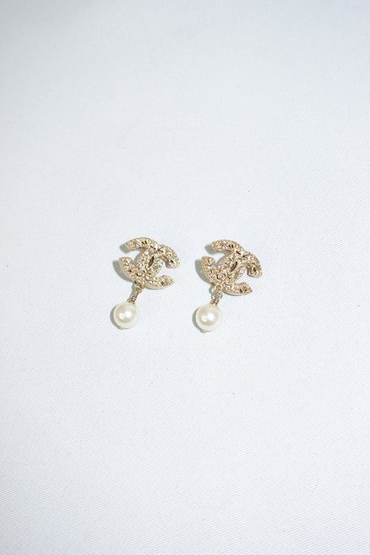 147. Chanel Vintage Gold Toned Logo Pendant Pearl Clip Earrings