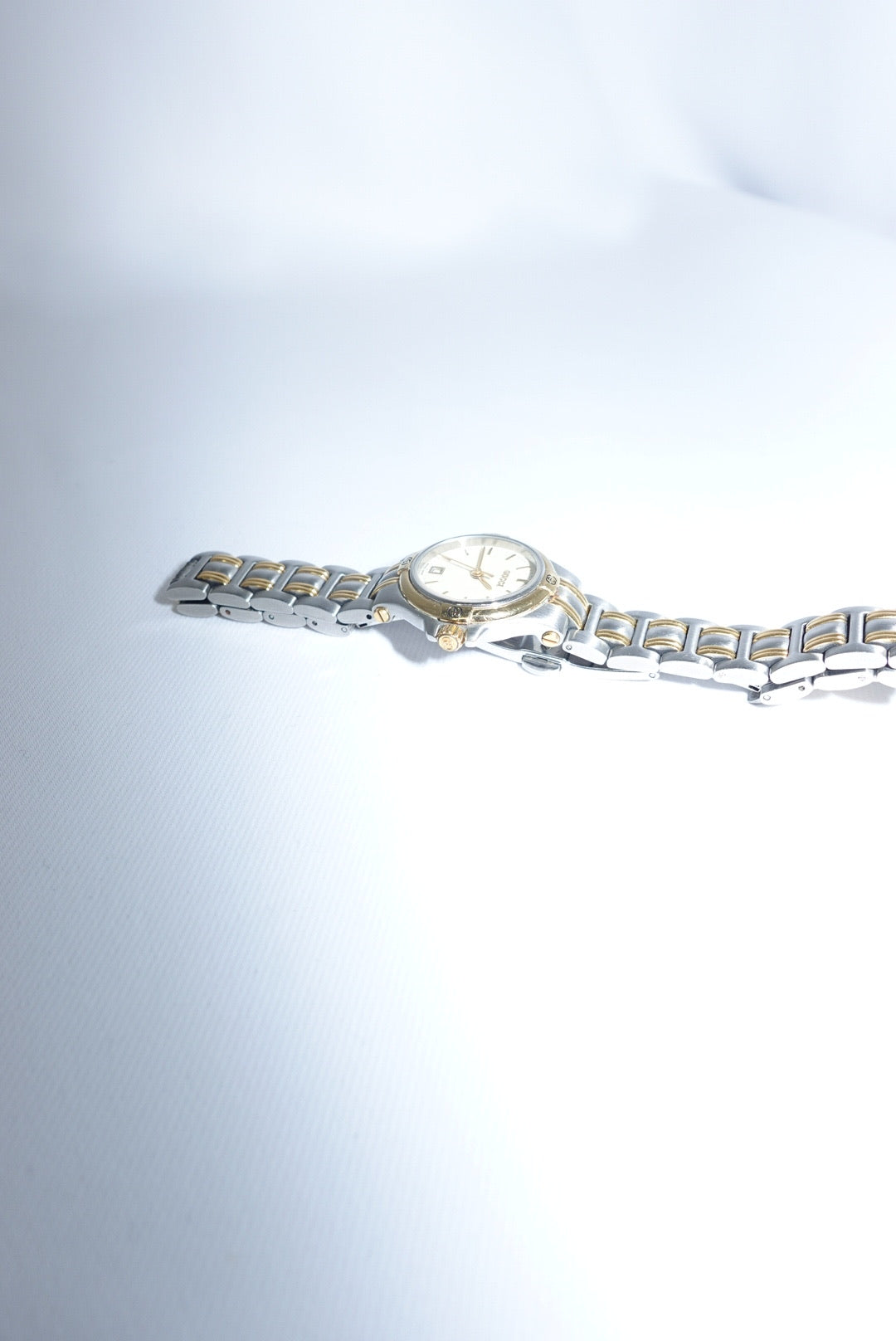 097. Gucci Vintage Silver Toned 9040L Quartz Bicolor Vintage Watch