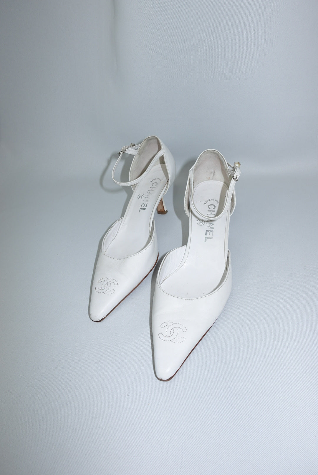 042. Chanel Logo White Pointed Toe Kitten Heels Décolleté 37