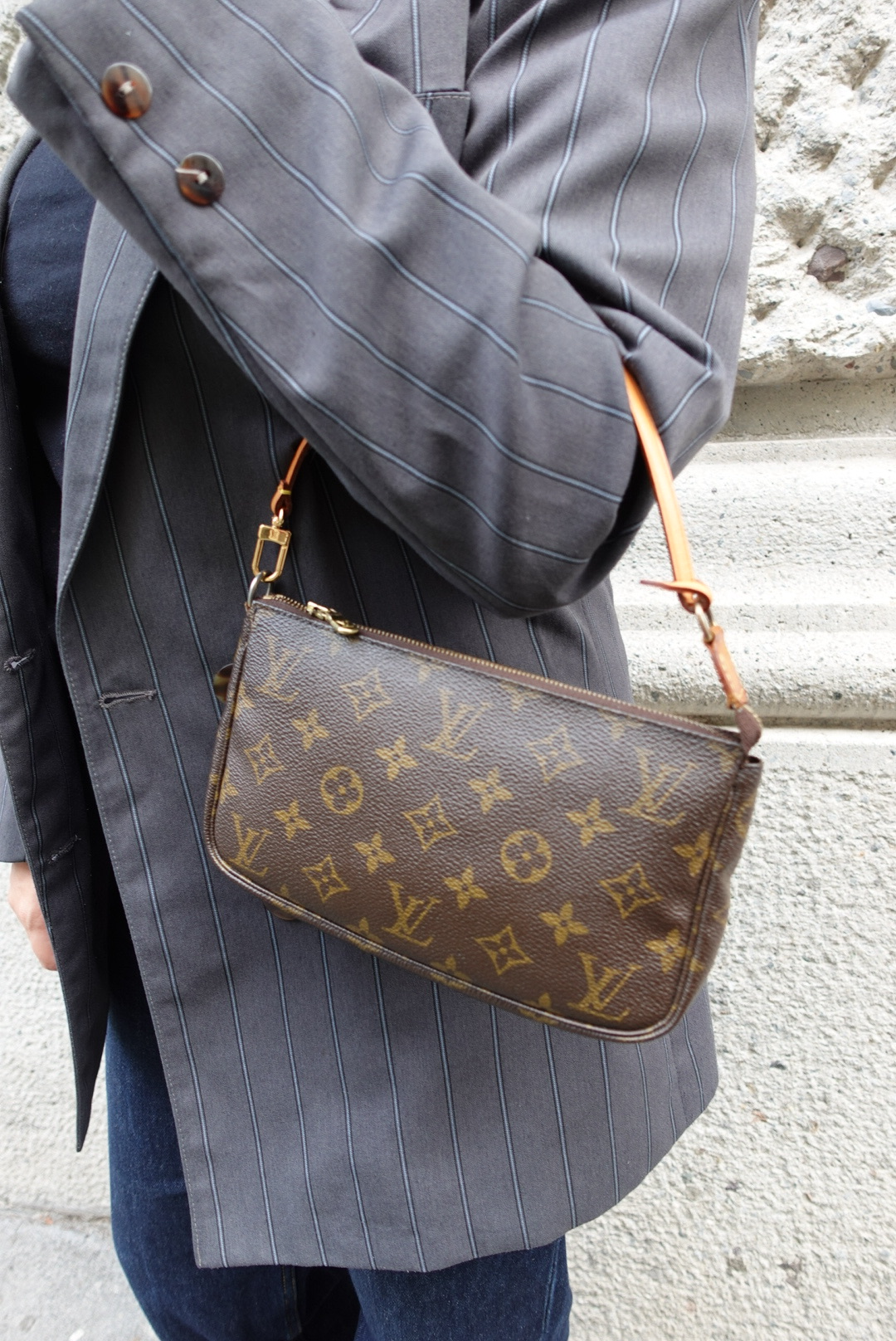 070. Louis Vuitton Plain In Monogram Pochette