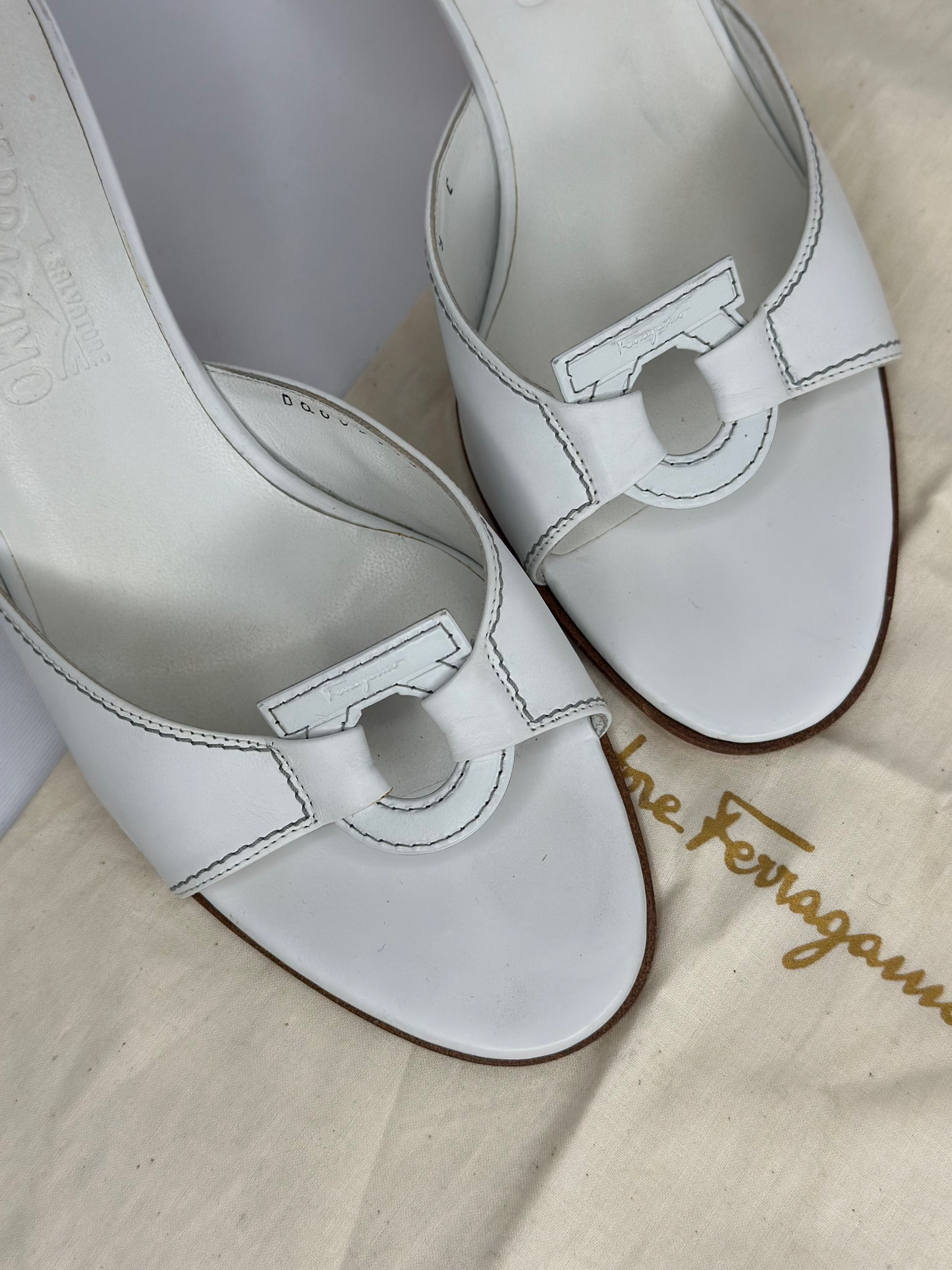 026. Ferragamo White Leather Mules 39