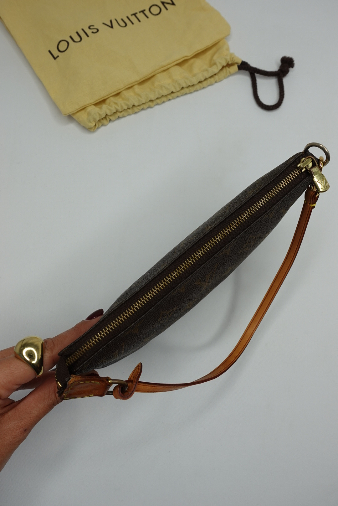 070. Louis Vuitton Plain In Monogram Pochette