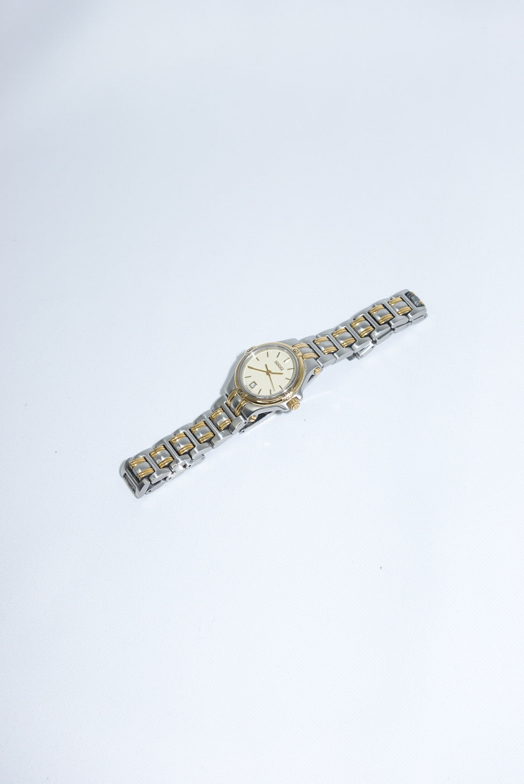 097. Gucci Vintage Silver Toned 9040L Quartz Bicolor Vintage Watch