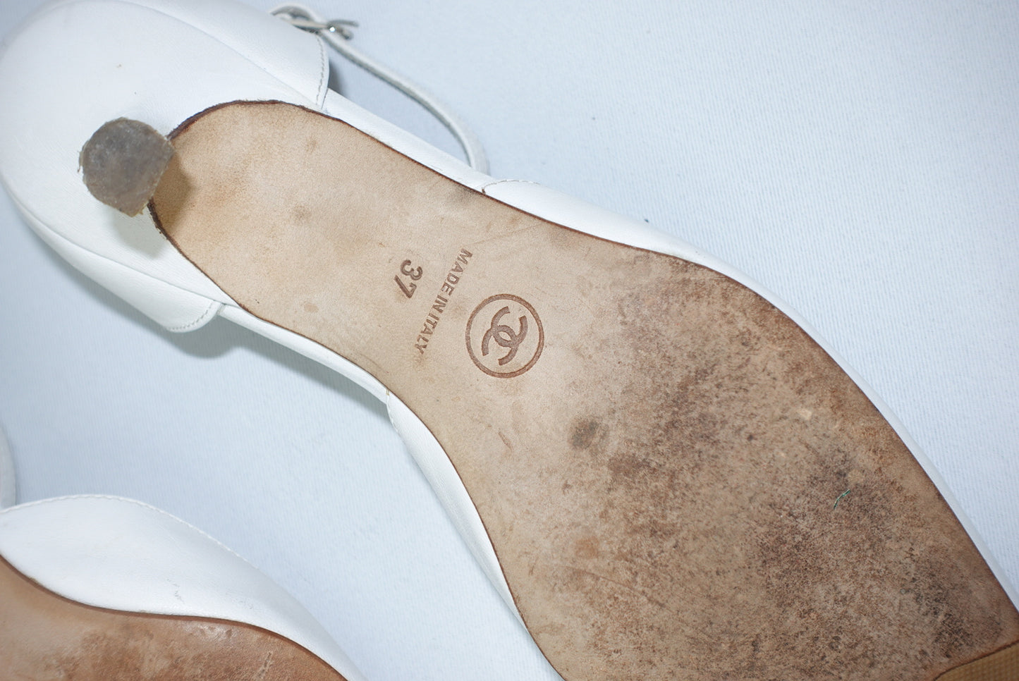 042. Chanel Logo White Pointed Toe Kitten Heels Décolleté 37