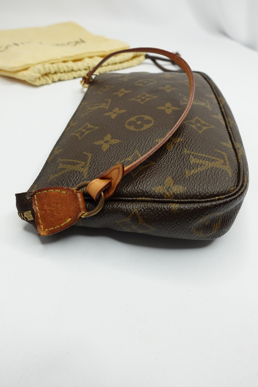 070. Louis Vuitton Plain In Monogram Pochette