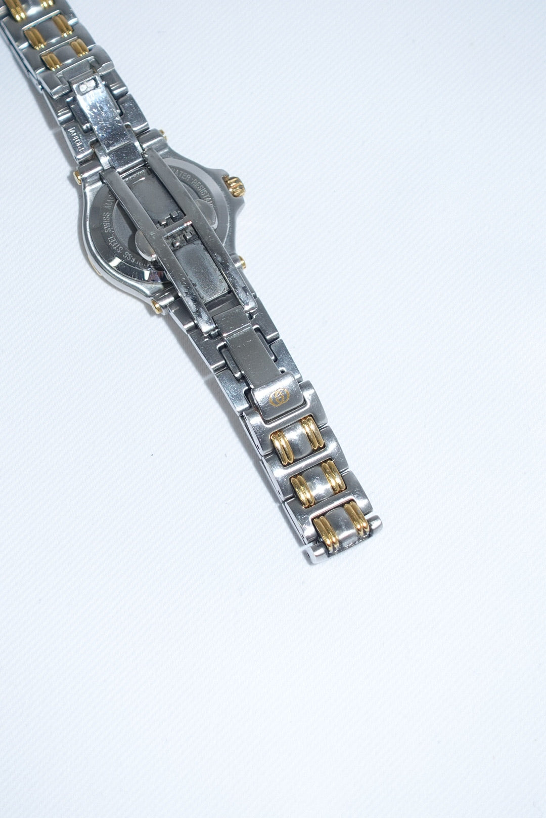 097. Gucci Vintage Silver Toned 9040L Quartz Bicolor Vintage Watch