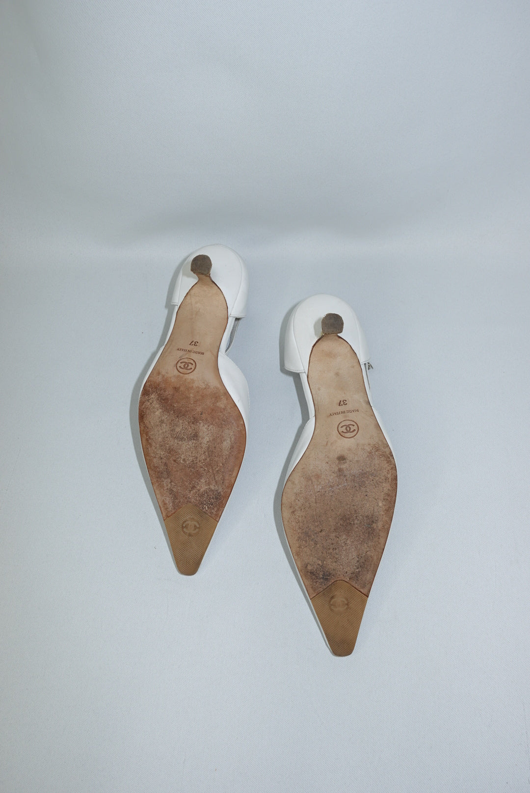 042. Chanel Logo White Pointed Toe Kitten Heels Décolleté 37