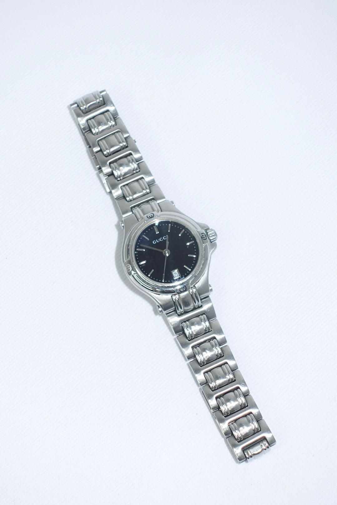 101. Gucci Vintage Silver Toned 9040L Quartz Black Dial Vintage Watch