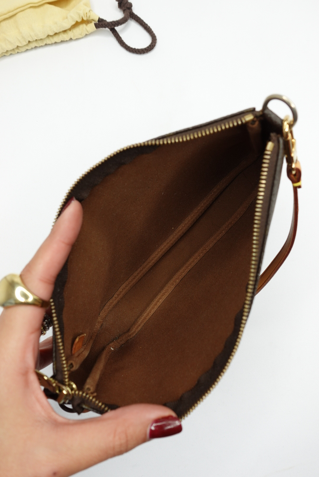 070. Louis Vuitton Plain In Monogram Pochette