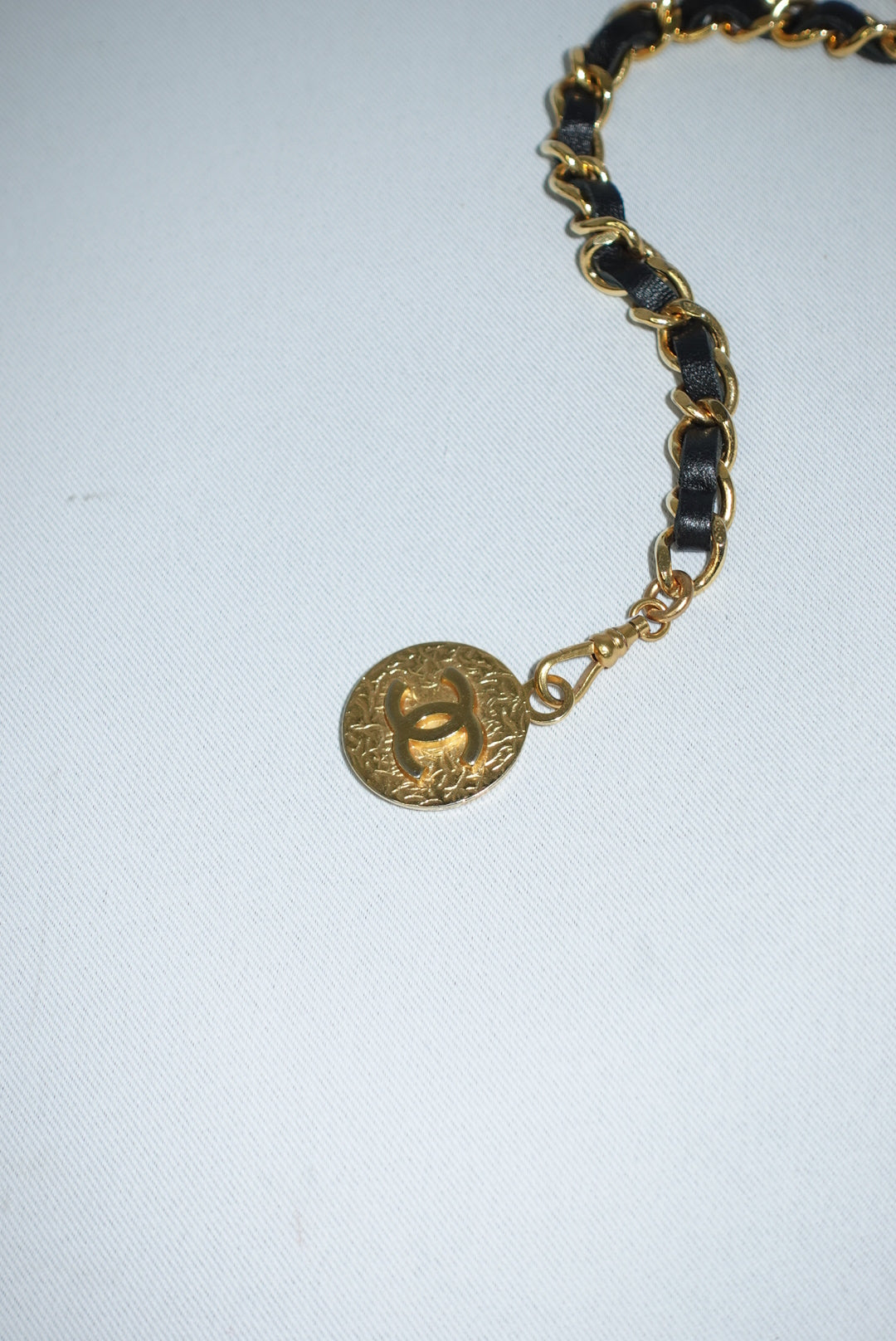 Cintura Chanel Vintage con catena a medaglione e pelle nera