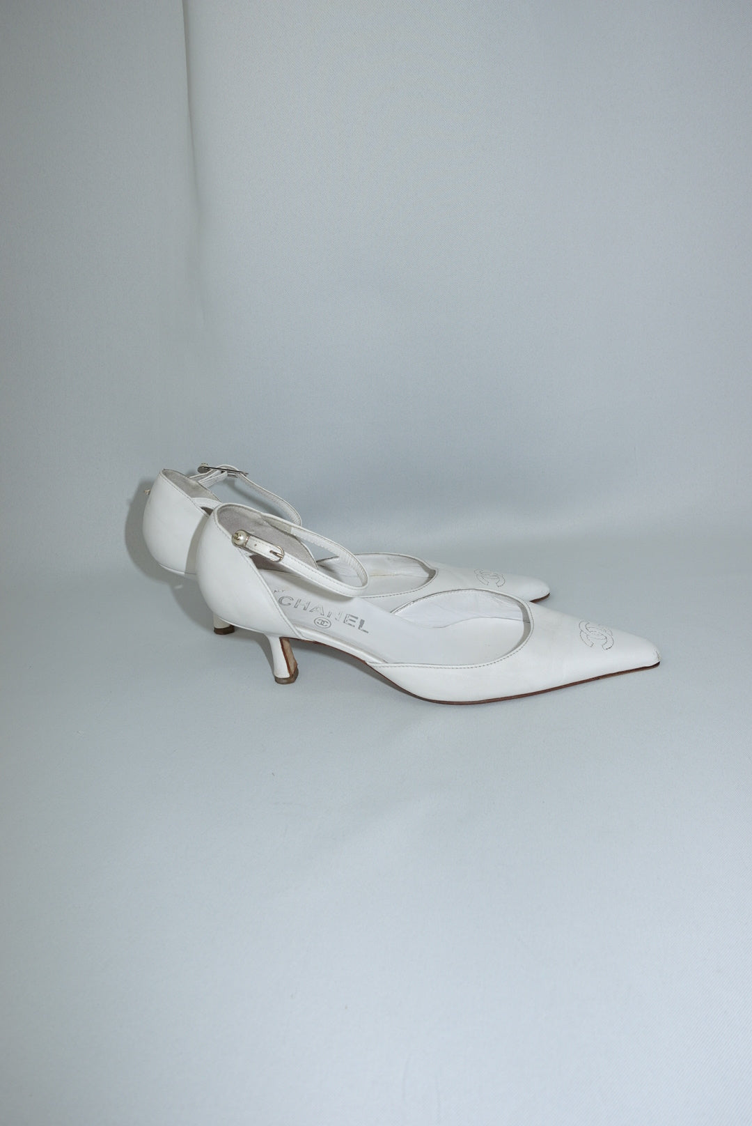 042. Chanel Logo White Pointed Toe Kitten Heels Décolleté 37