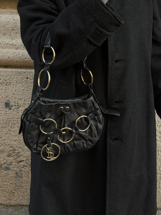 Borsa Yves Saint Laurent vintage Saharienne in pelle nera con ciondolo logo