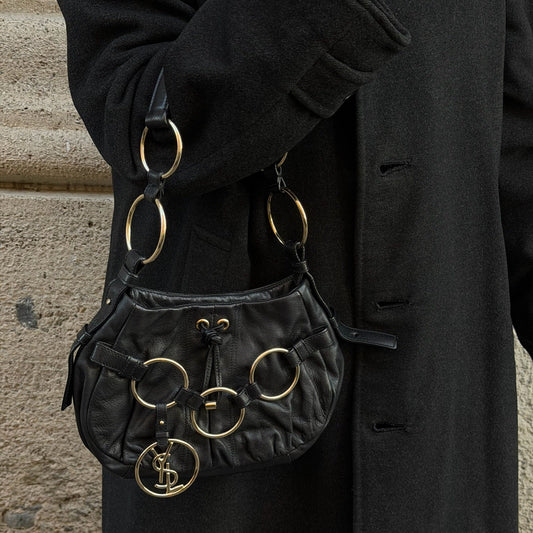 Borsa Yves Saint Laurent vintage Saharienne in pelle nera con ciondolo logo