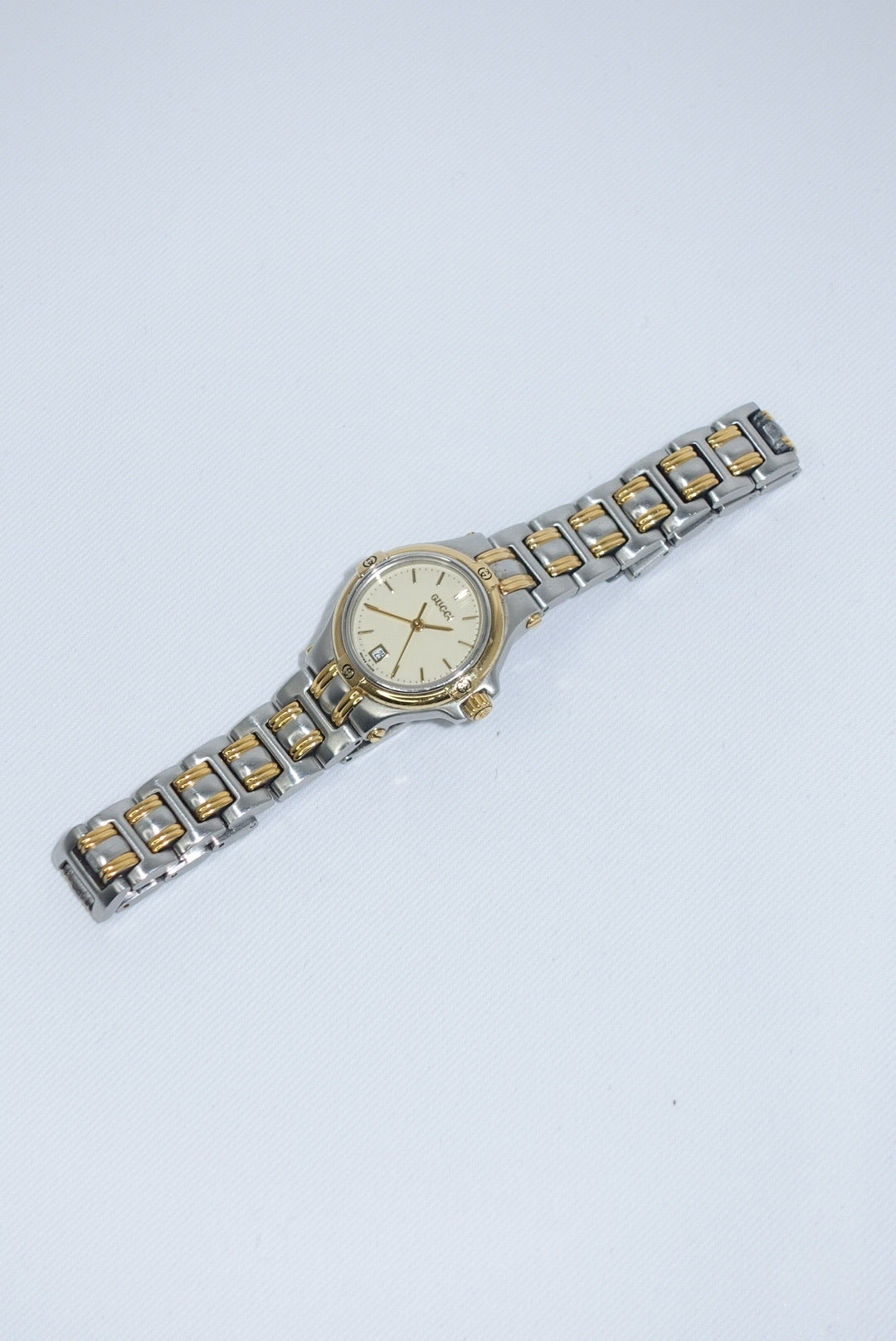097. Gucci Vintage Silver Toned 9040L Quartz Bicolor Vintage Watch