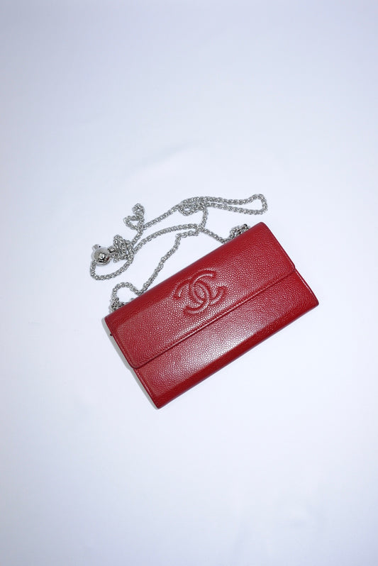 013. Portafoglio Chanel rielaborato con patta e catena, logo CC rosso