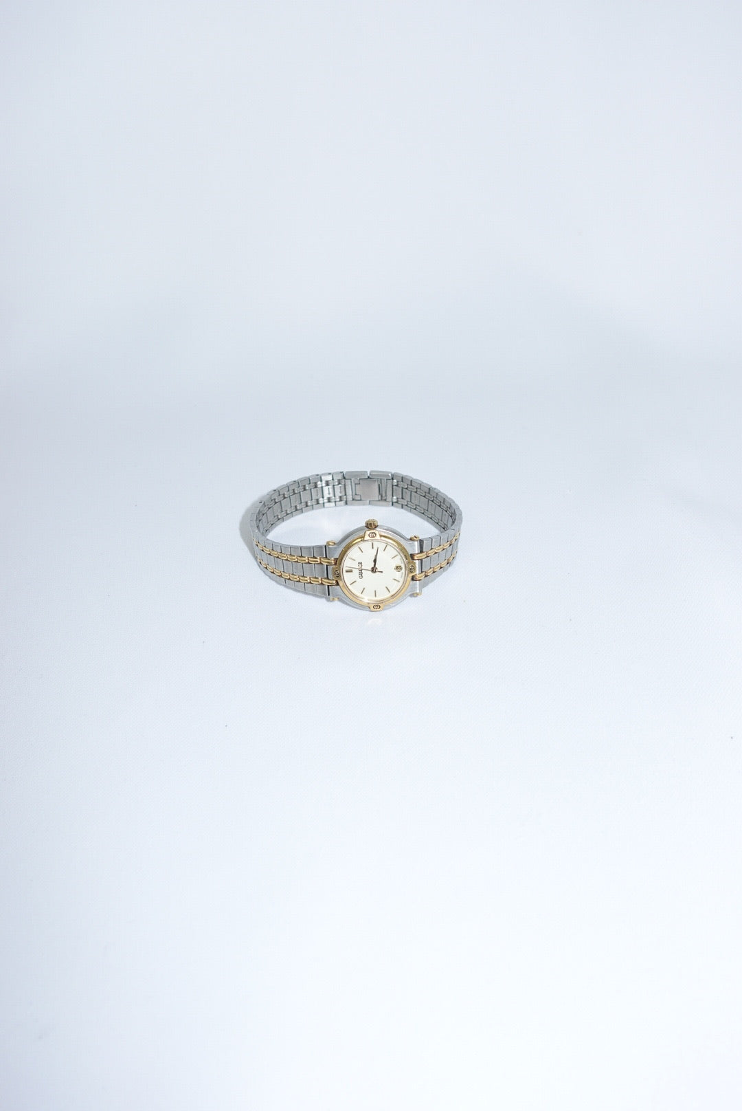100. Gucci Vintage Silver Toned 9000L Quartz Ivory Dial Vintage Watch