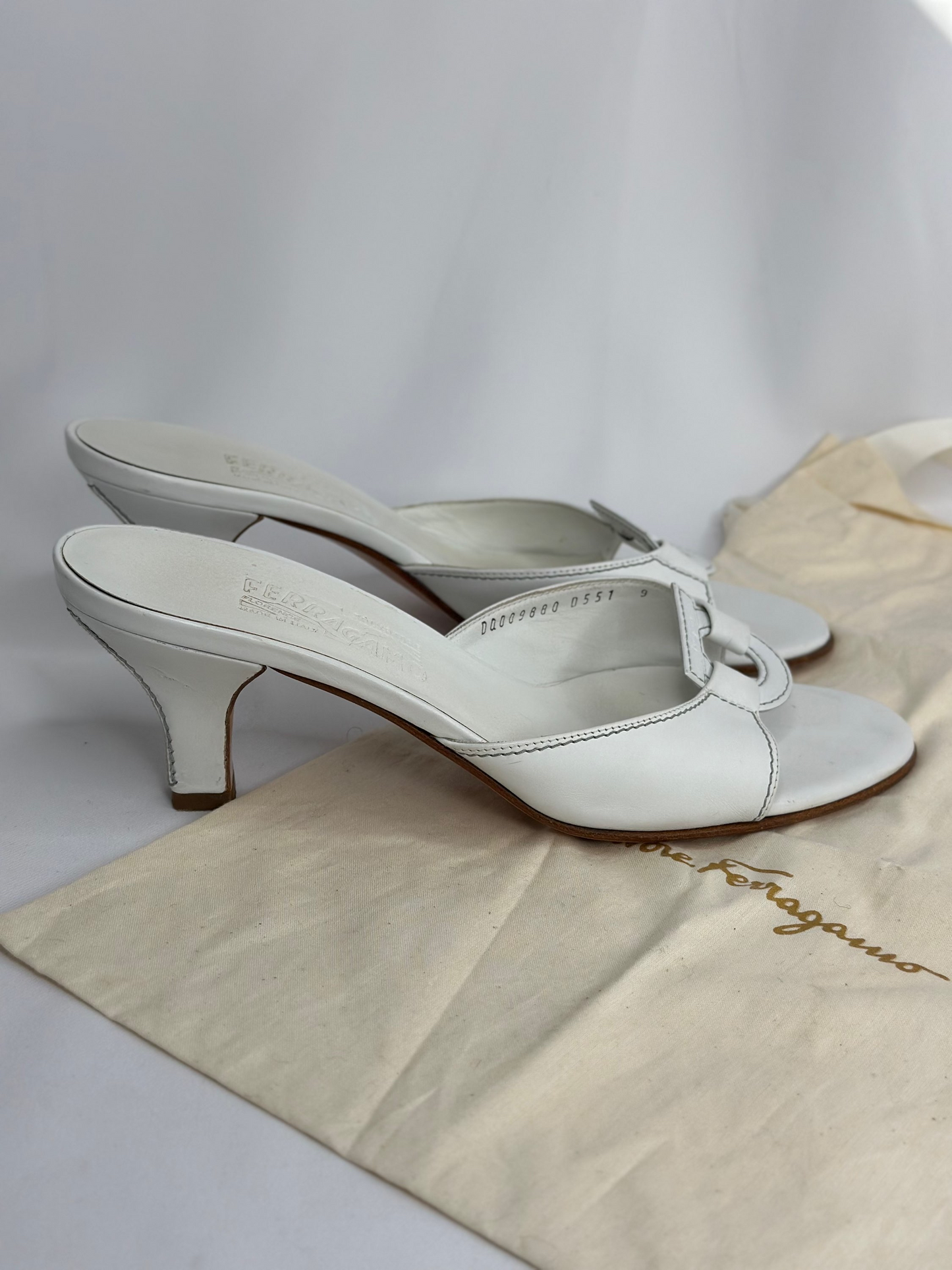 026. Ferragamo White Leather Mules 39