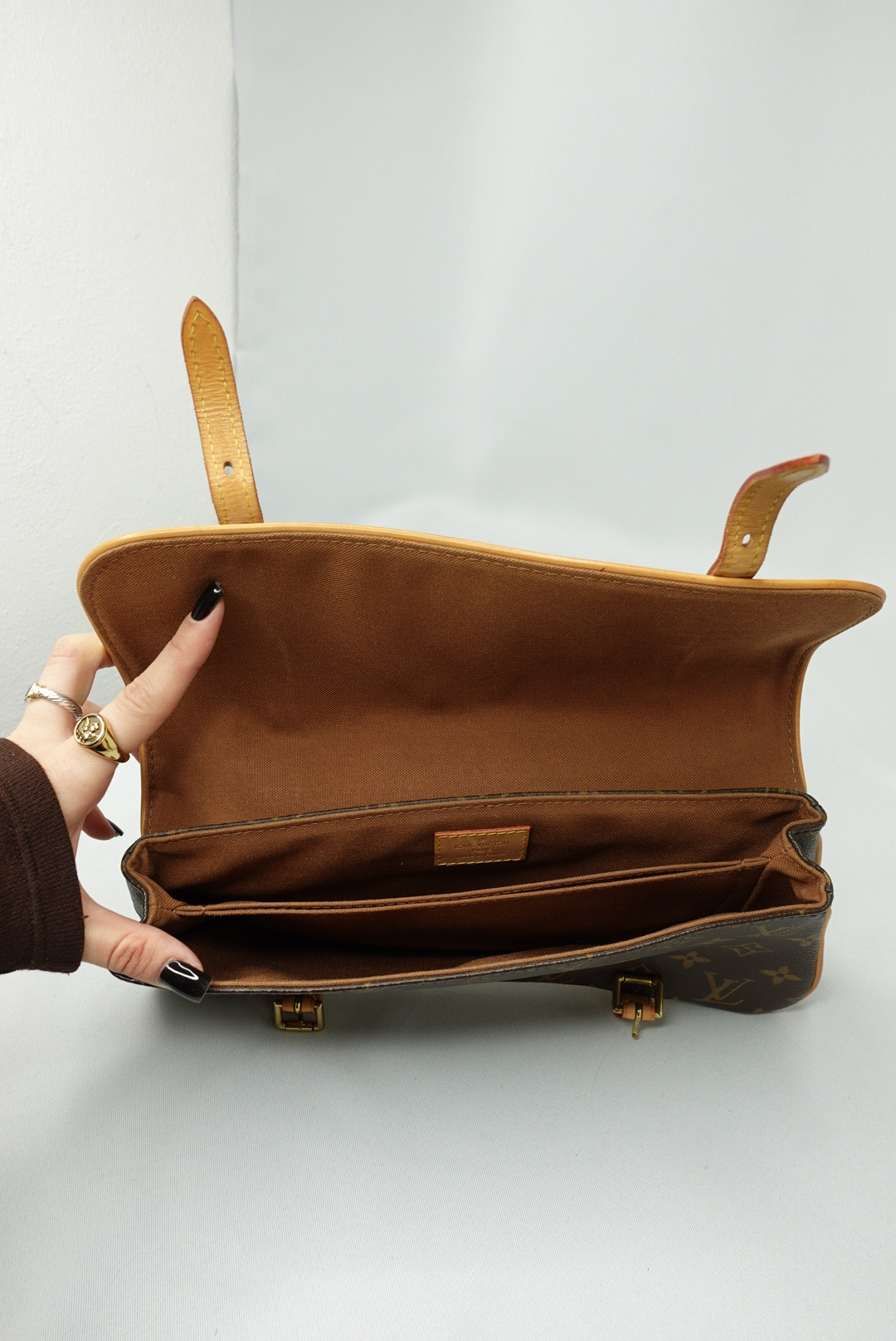 069. Louis Vuitton Marelle Vintage Shoulder Bag