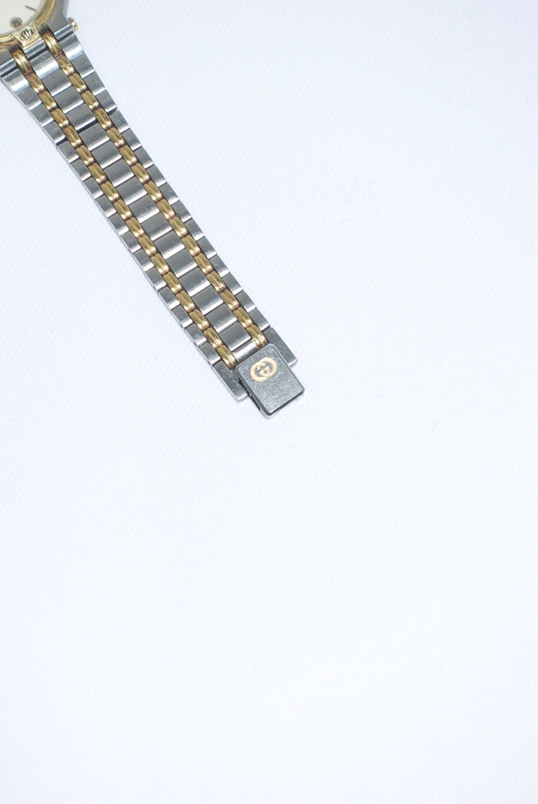 100. Gucci Vintage Silver Toned 9000L Quartz Ivory Dial Vintage Watch