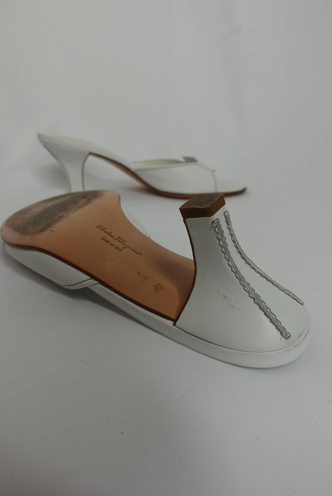 026. Ferragamo White Leather Mules 39