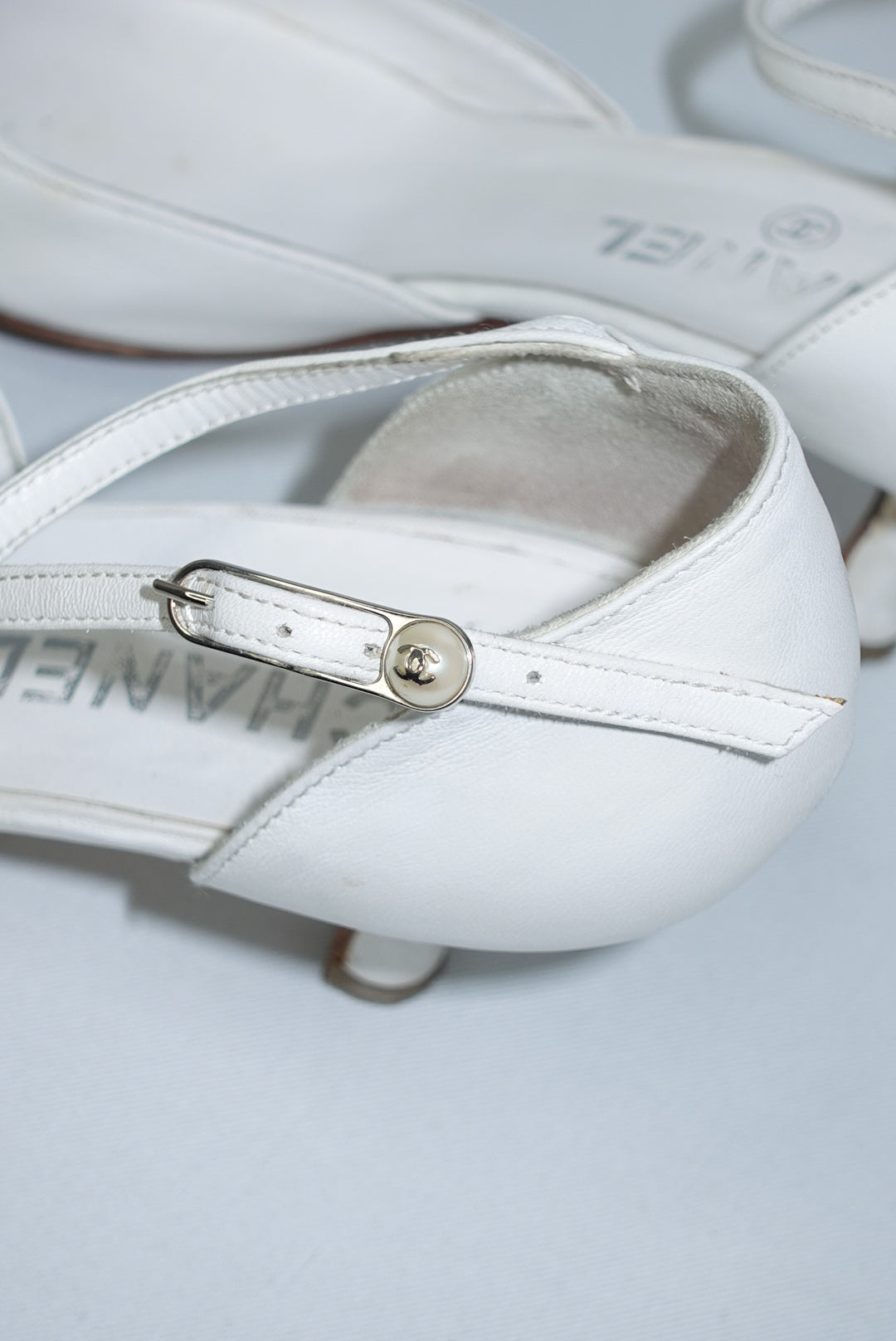 042. Chanel Logo White Pointed Toe Kitten Heels Décolleté 37