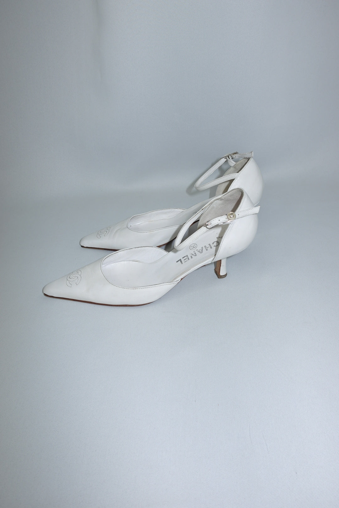 042. Chanel Logo White Pointed Toe Kitten Heels Décolleté 37