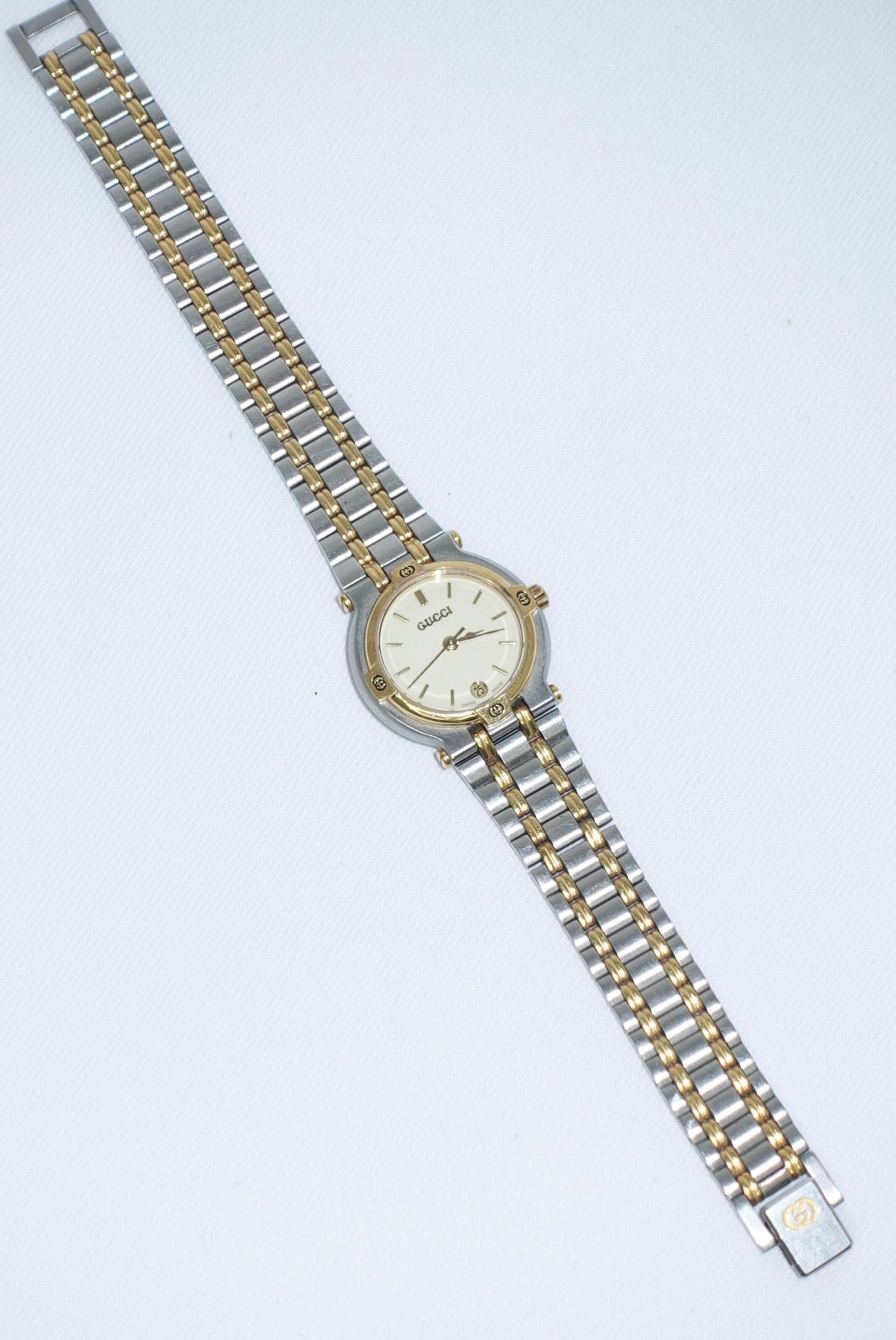 100. Gucci Vintage Silver Toned 9000L Quartz Ivory Dial Vintage Watch