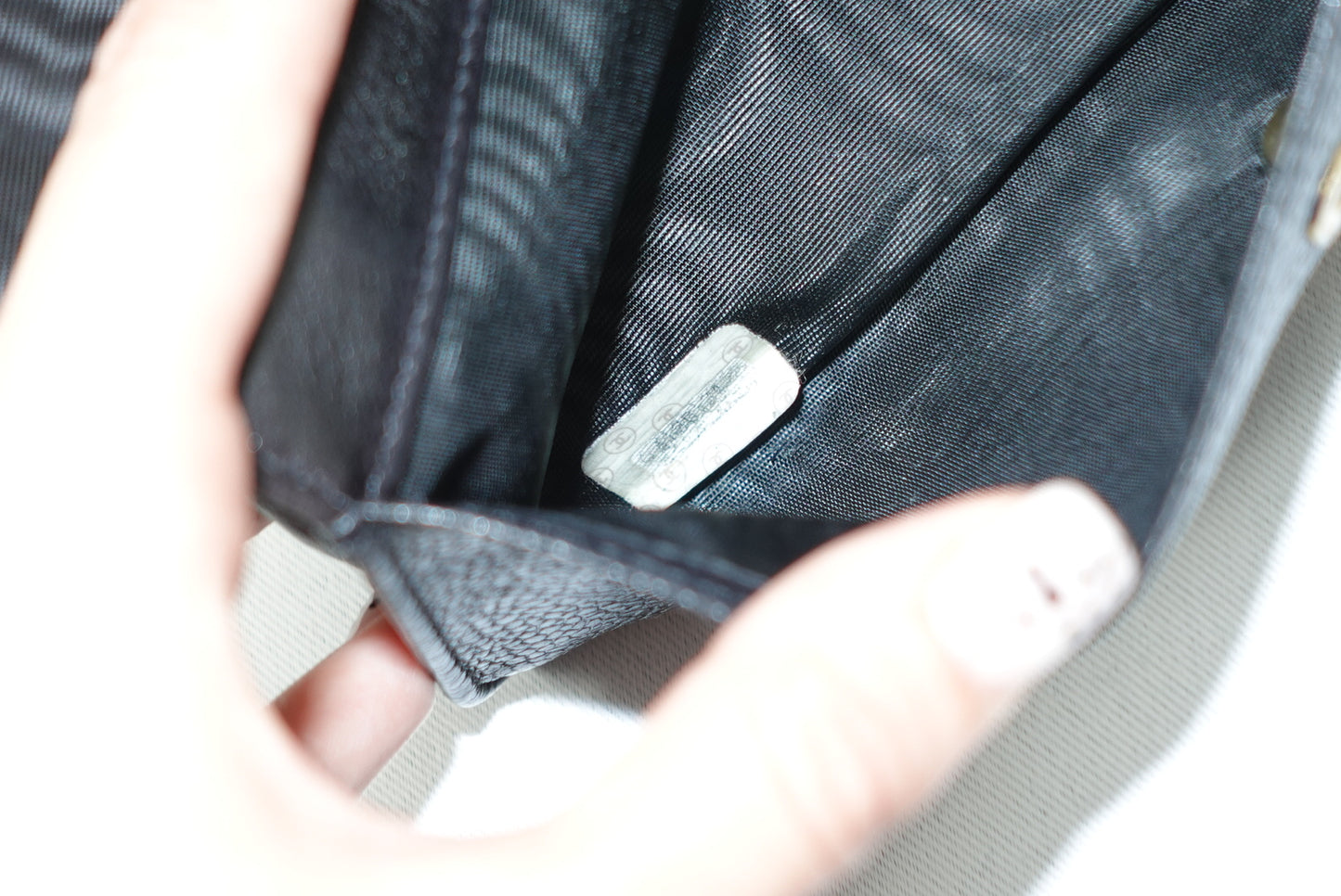 Portafoglio lungo vintage rielaborato Chanel con catena e logo CC in caviale nero