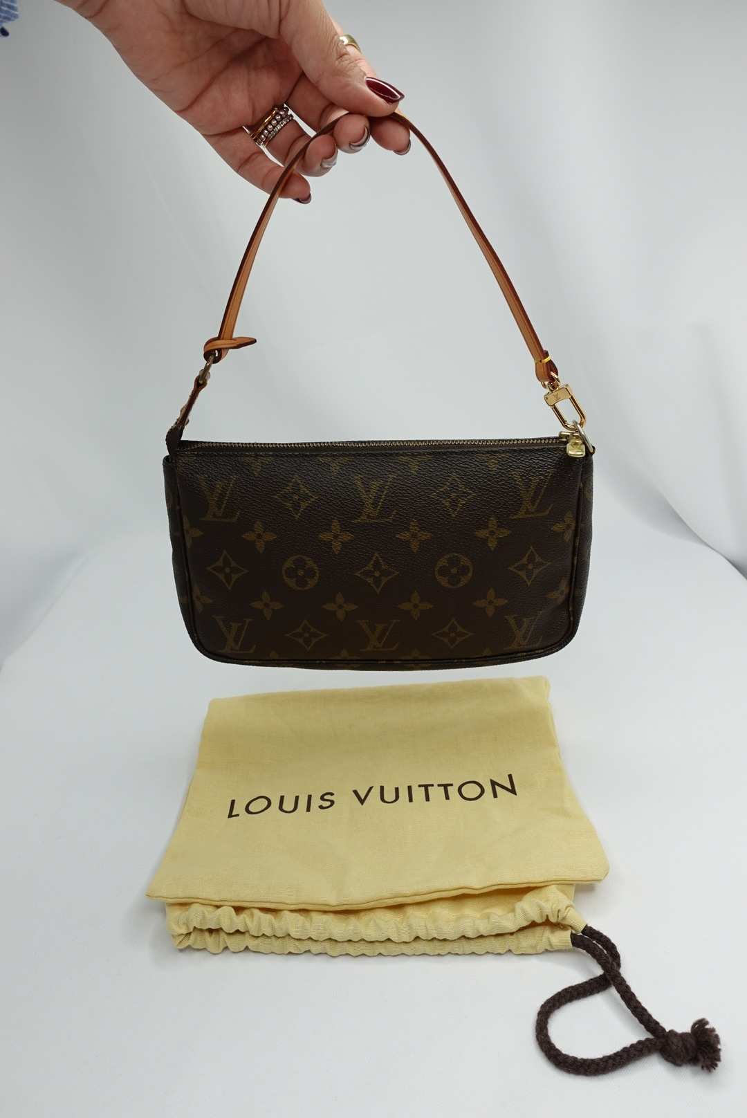 070. Louis Vuitton Plain In Monogram Pochette