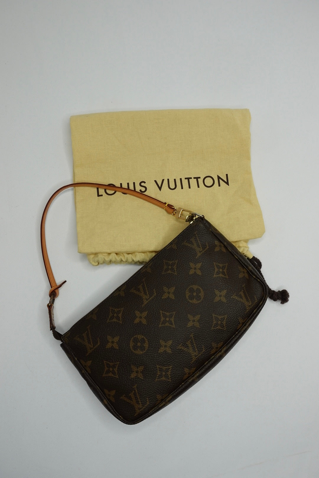 070. Louis Vuitton Plain In Monogram Pochette