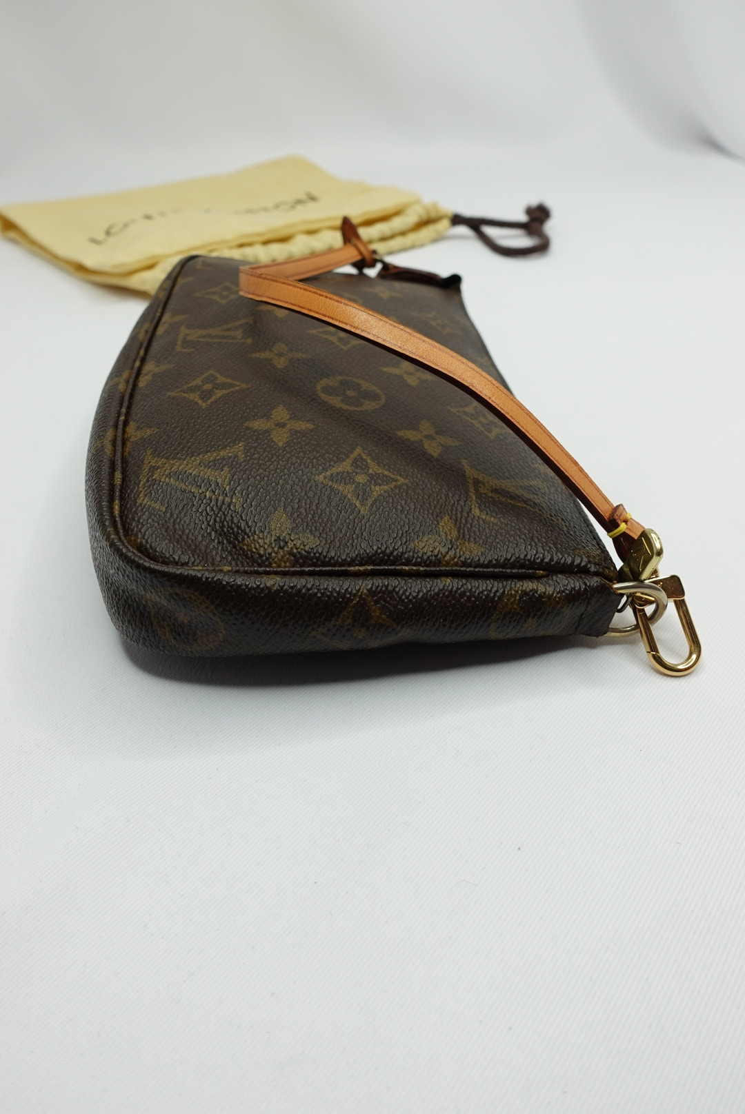 070. Louis Vuitton Plain In Monogram Pochette