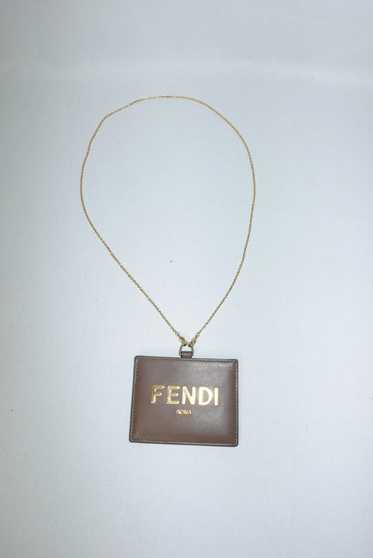 Portacarte Fendi marrone con catena