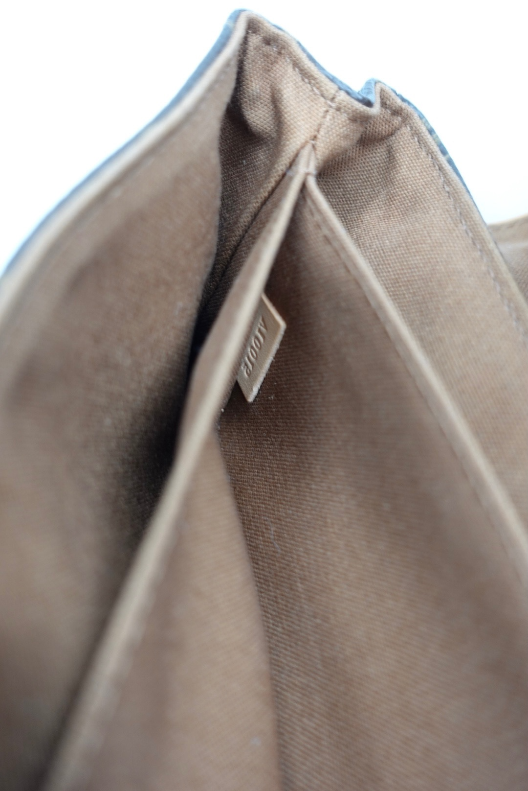 069. Louis Vuitton Marelle Vintage Shoulder Bag