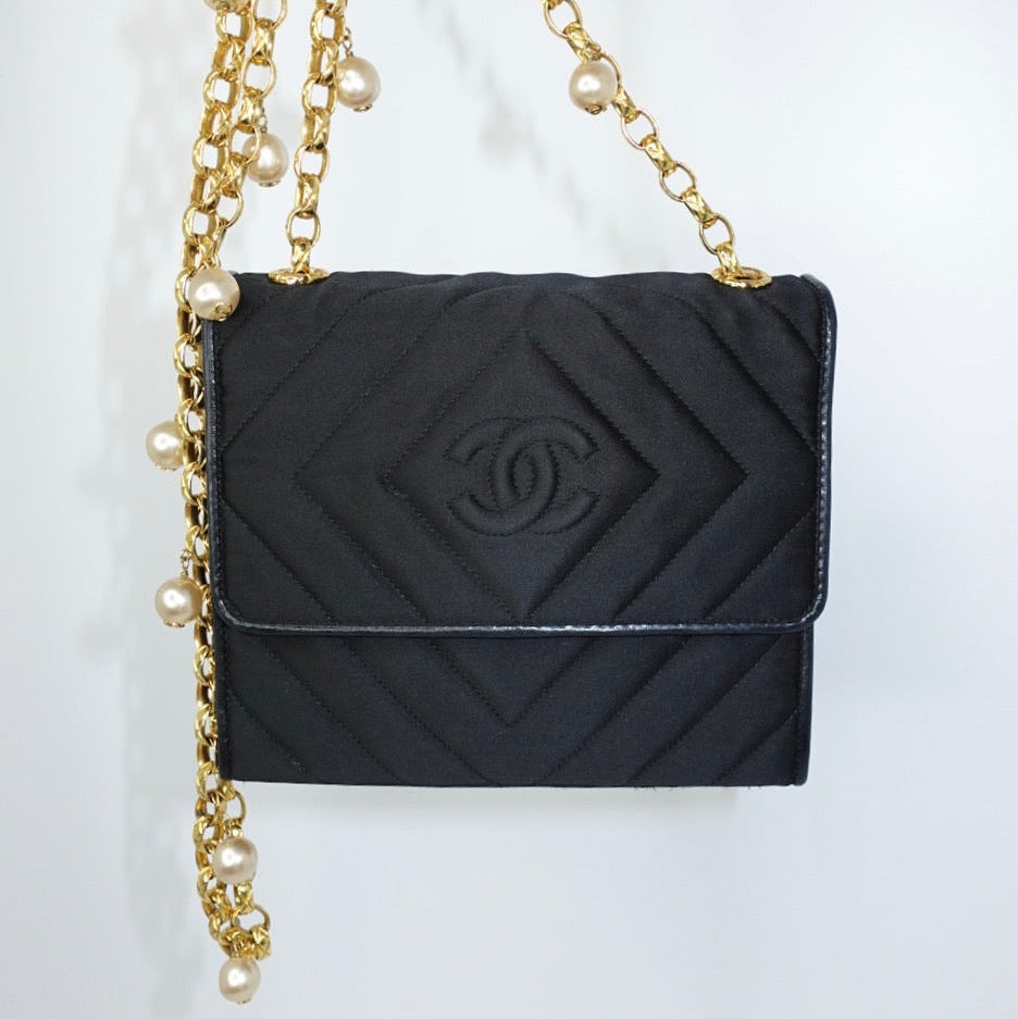 Borsa Chanel Vintage in raso con catena di perle e logo CC ricamato