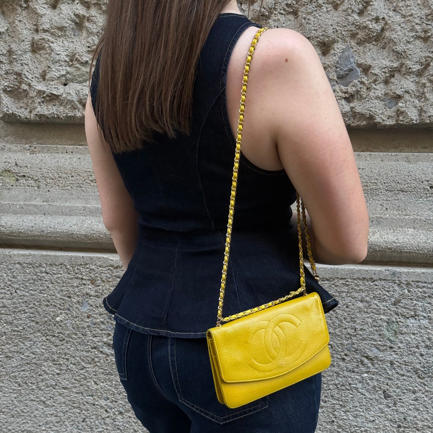 Portafoglio Chanel Vintage rielaborato con patta e catena in pelle caviale giallo senape con logo CC ricamato