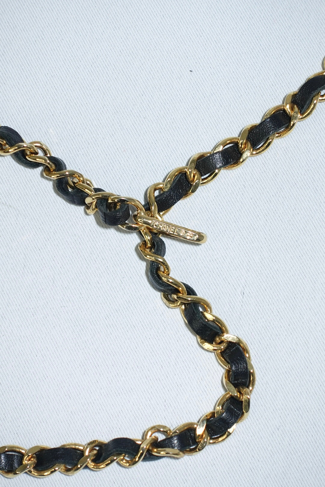 Cintura Chanel Vintage con catena a medaglione e pelle nera