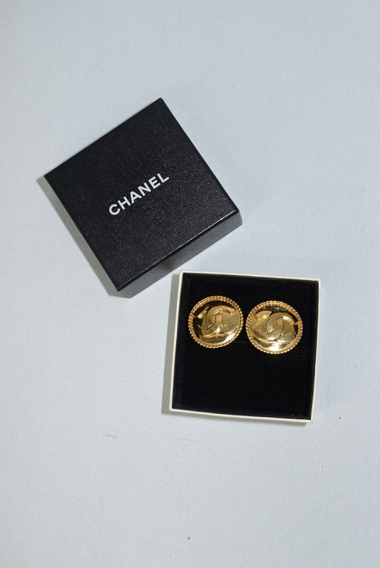 Chanel Vintage Gold-Tone Interlocking CC Logo Clip Earrings – 24k Gold Plated