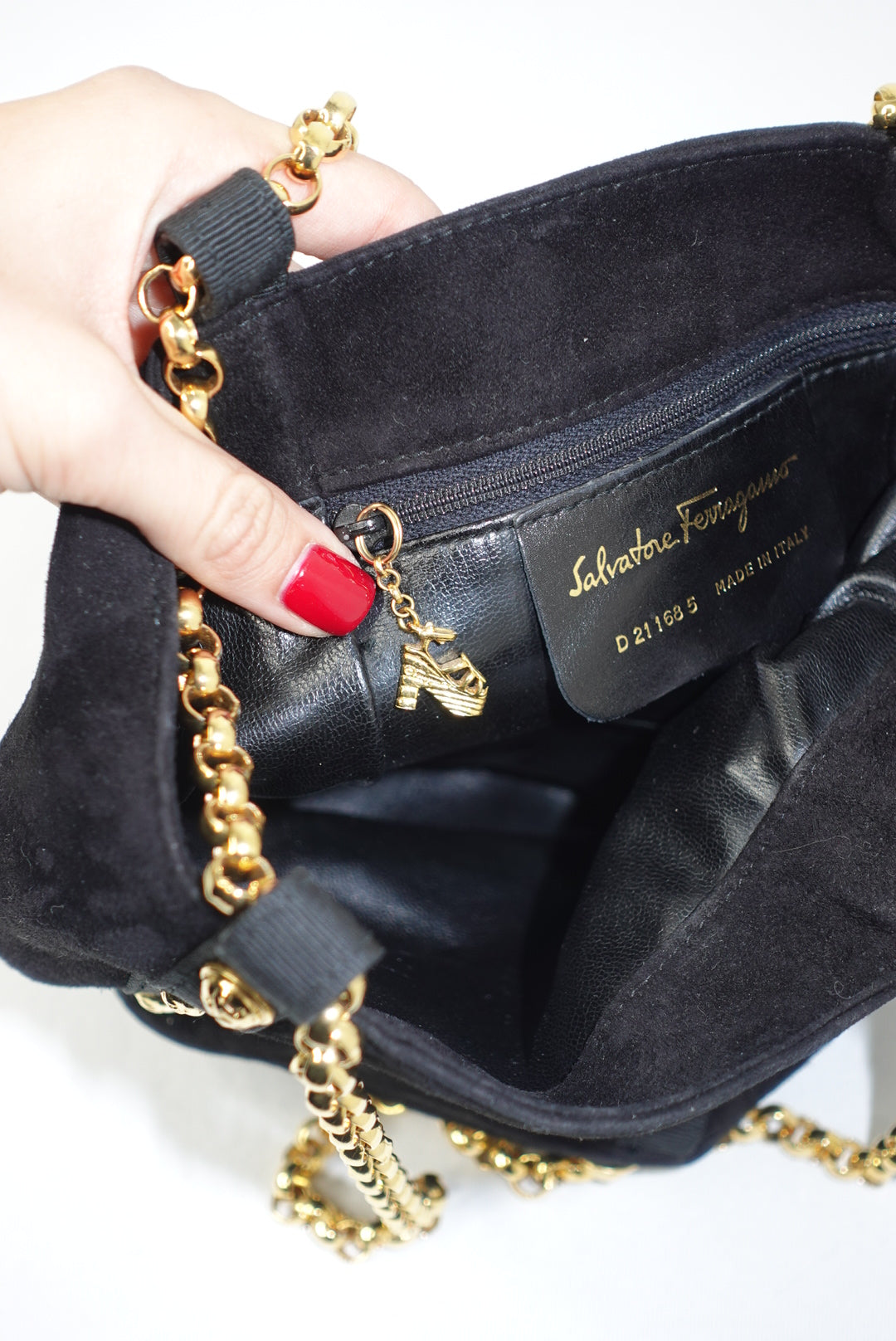 Borsa a secchiello Salvatore Ferragamo in pelle scamosciata nera e borchie dorate