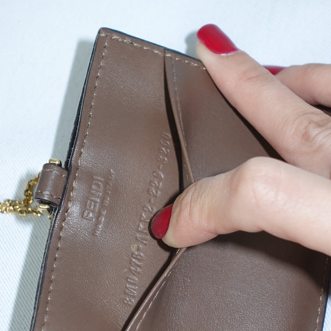 Portacarte Fendi marrone con catena