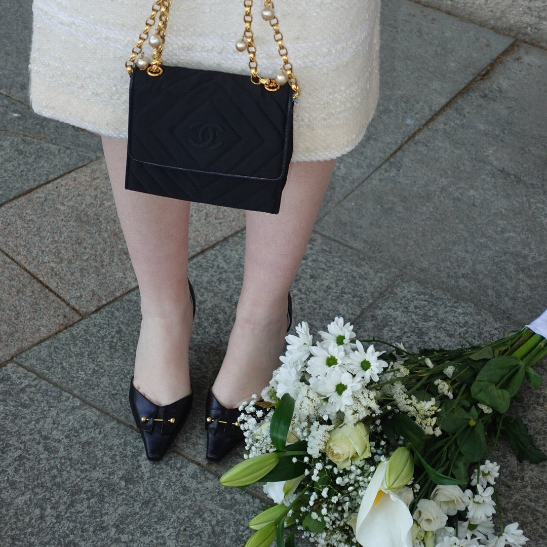 Borsa Chanel Vintage in raso con catena di perle e logo CC ricamato