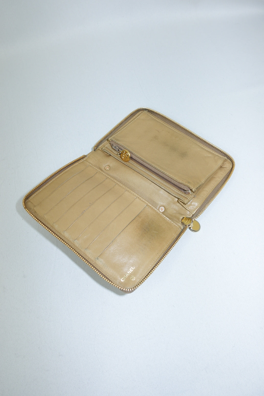 Portafoglio Chanel Vintage rielaborato medio con cerniera e catena in pelle caviale beige chiaro