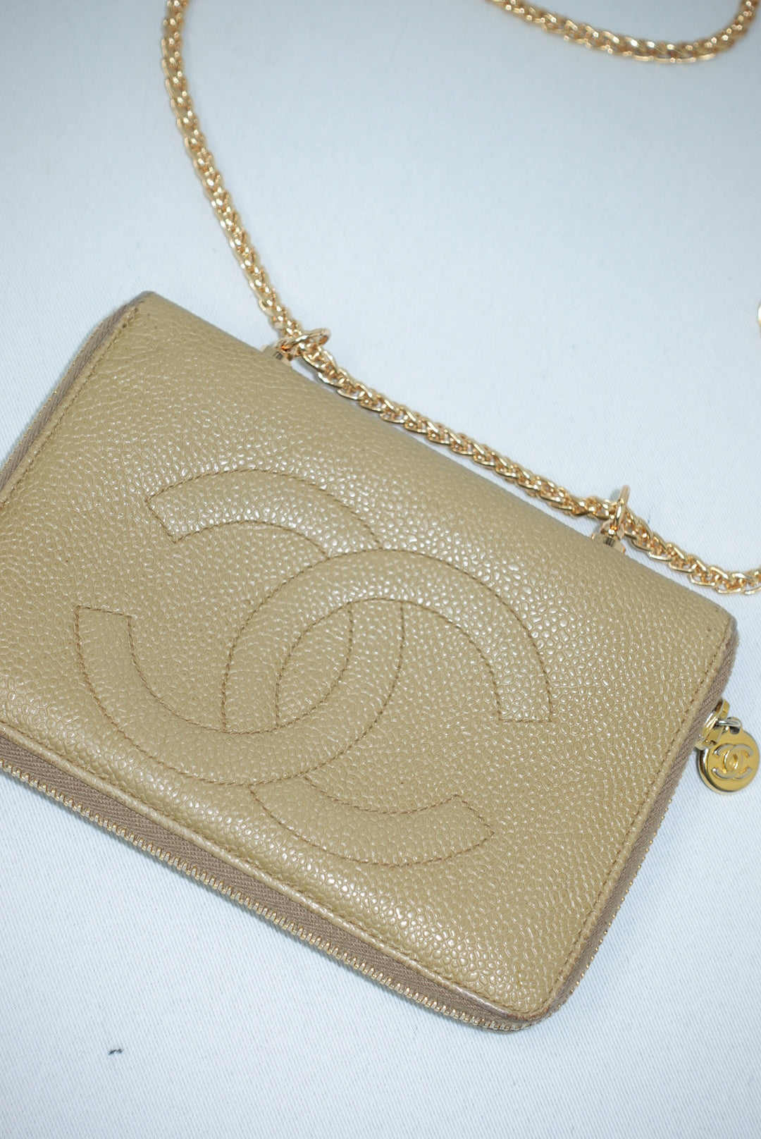 Portafoglio Chanel Vintage rielaborato medio con cerniera e catena in pelle caviale beige chiaro