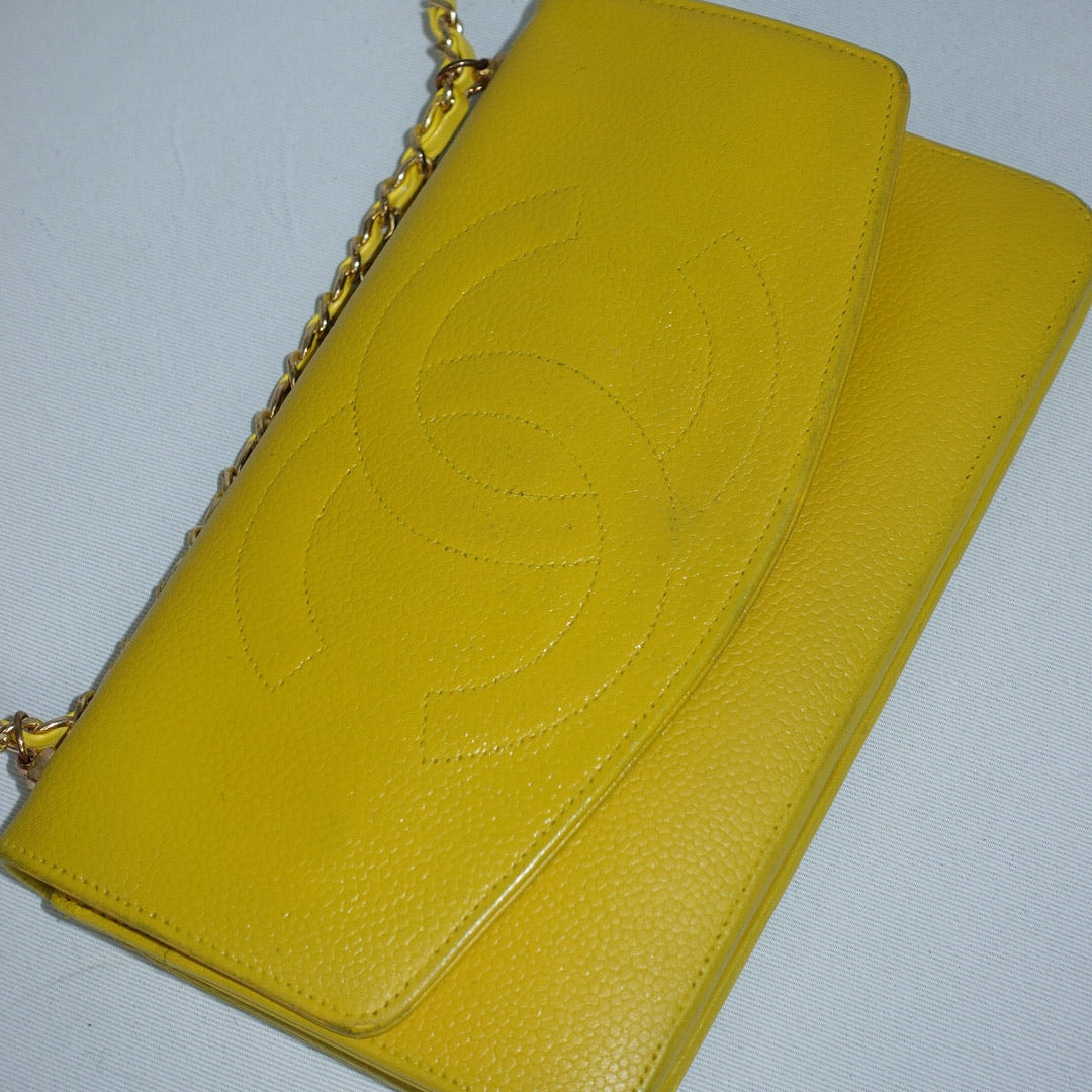 Portafoglio Chanel Vintage rielaborato con patta e catena in pelle caviale giallo senape con logo CC ricamato