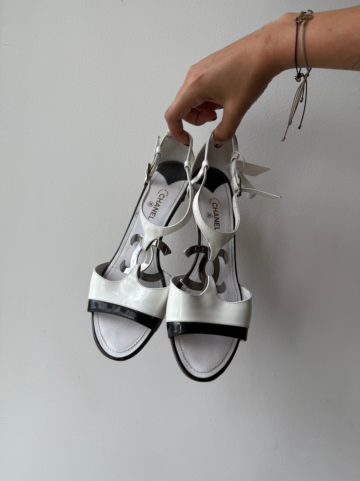191. Scarpe Chanel con logo CC argento - Sandali vintage in pelle verniciata B&W