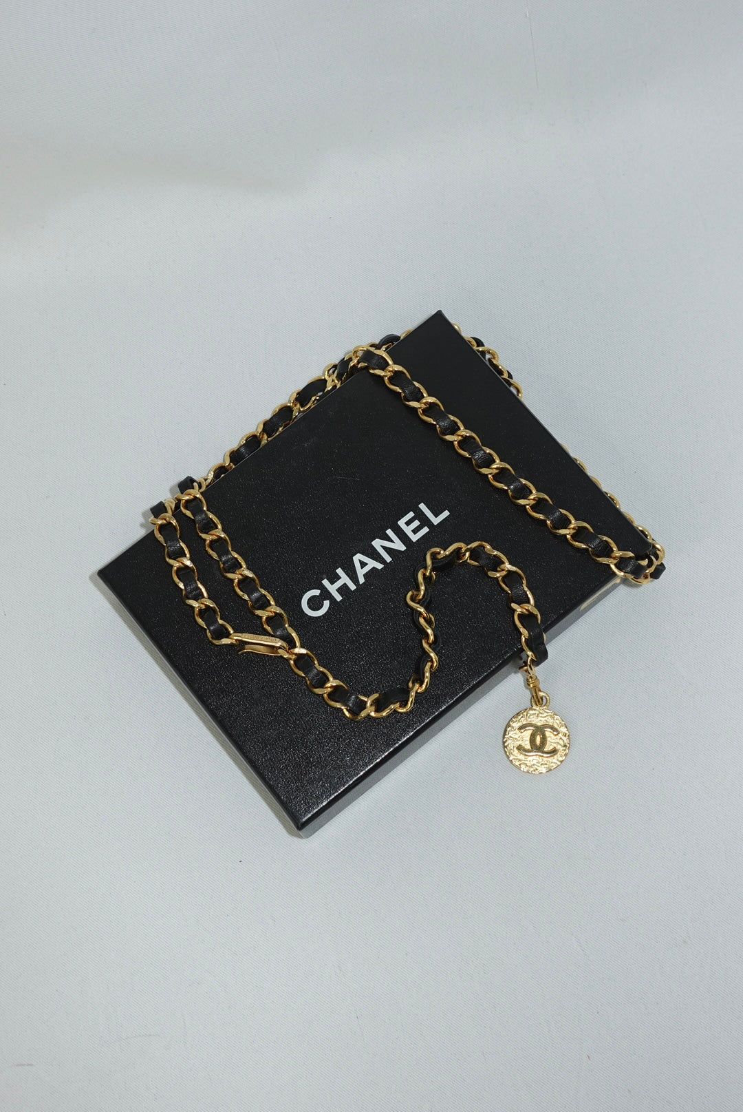 Cintura Chanel Vintage con catena a medaglione e pelle nera