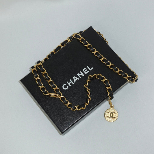 Cintura Chanel Vintage con catena a medaglione e pelle nera