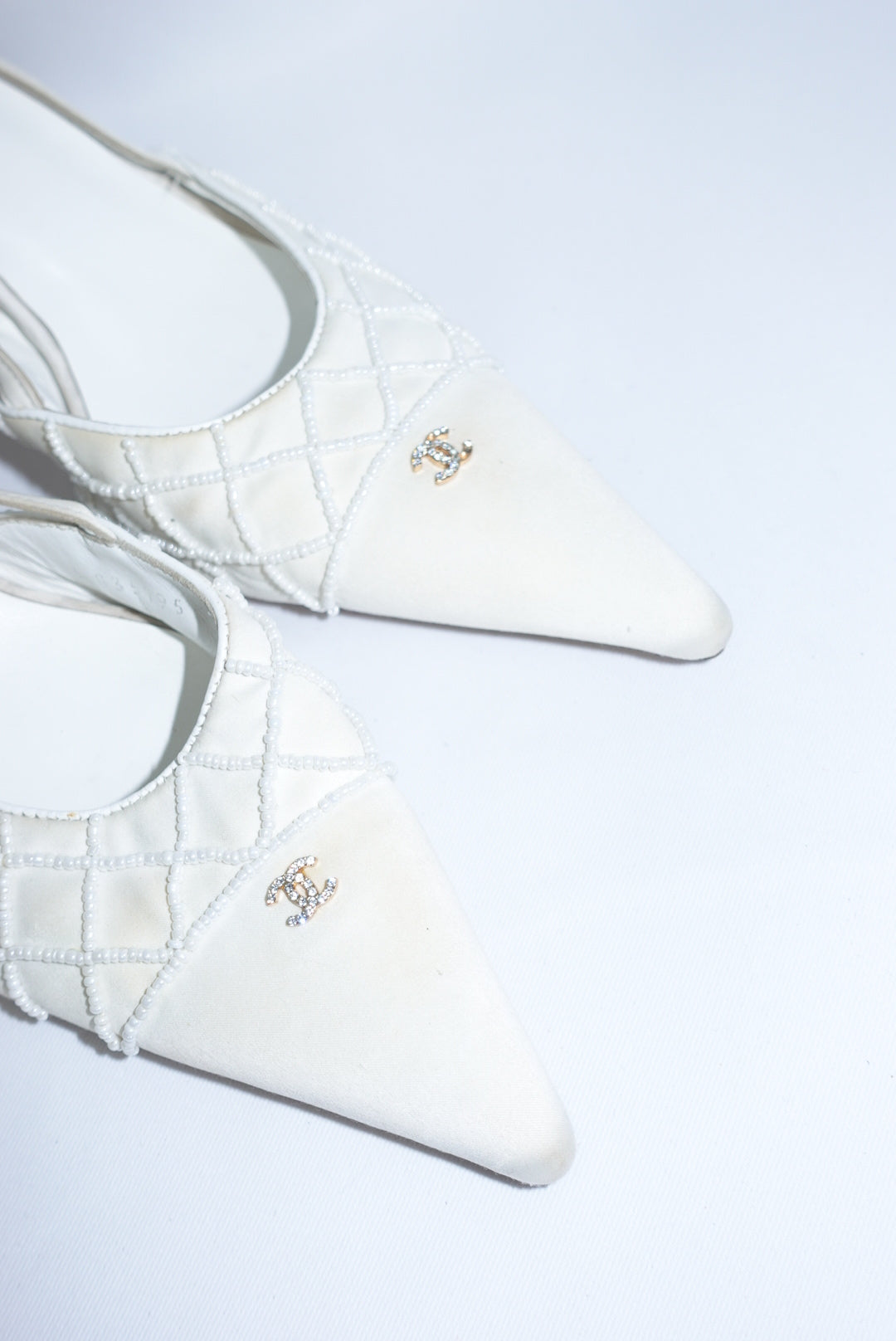 Chanel Quilted Pearl And Crystal Logo White Pointed Toe Kitten Heels Décolleté 40C