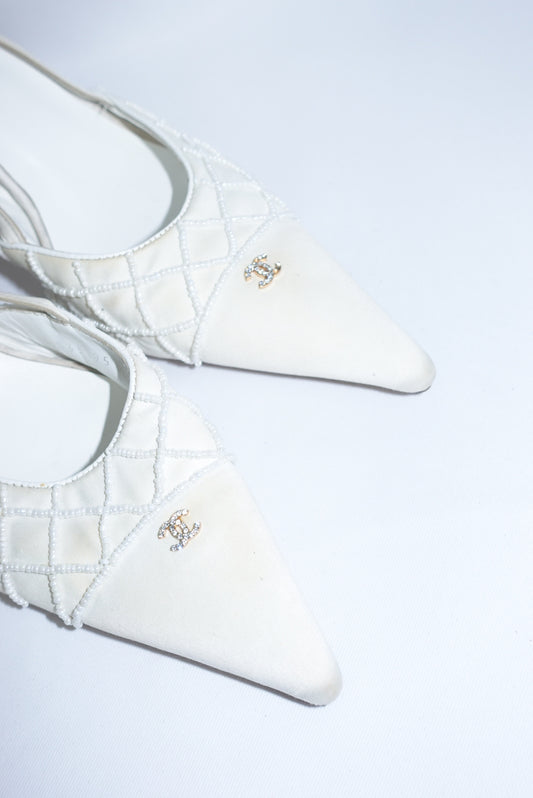 Chanel Quilted Pearl And Crystal Logo White Pointed Toe Kitten Heels Décolleté 40C